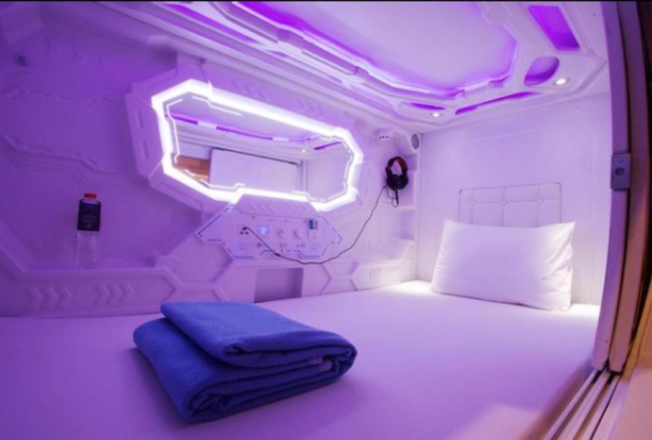 Super Oyo 91328 Fiducia Capsule Hotel Jakarta Buitenkant foto